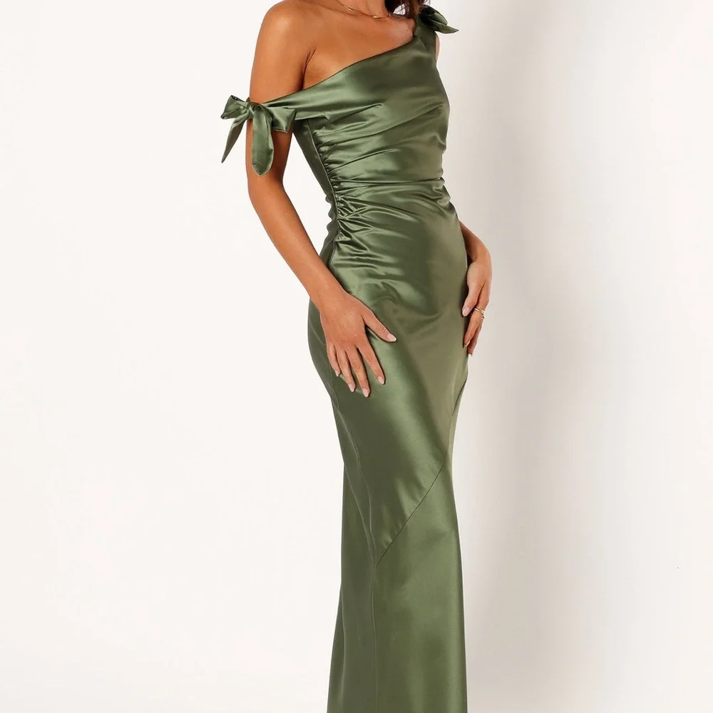 Elegant Olive Green Off-Shoulder Dress - Picture 2 of 10